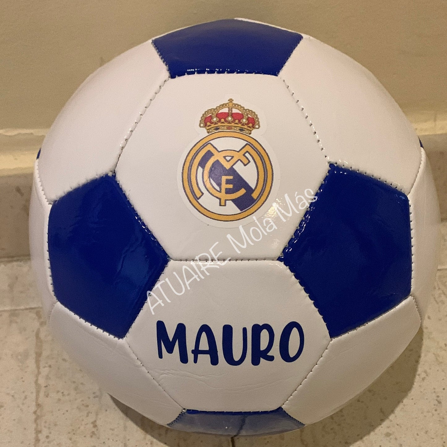 Balón de fútbol personalizado con nombre y escudo